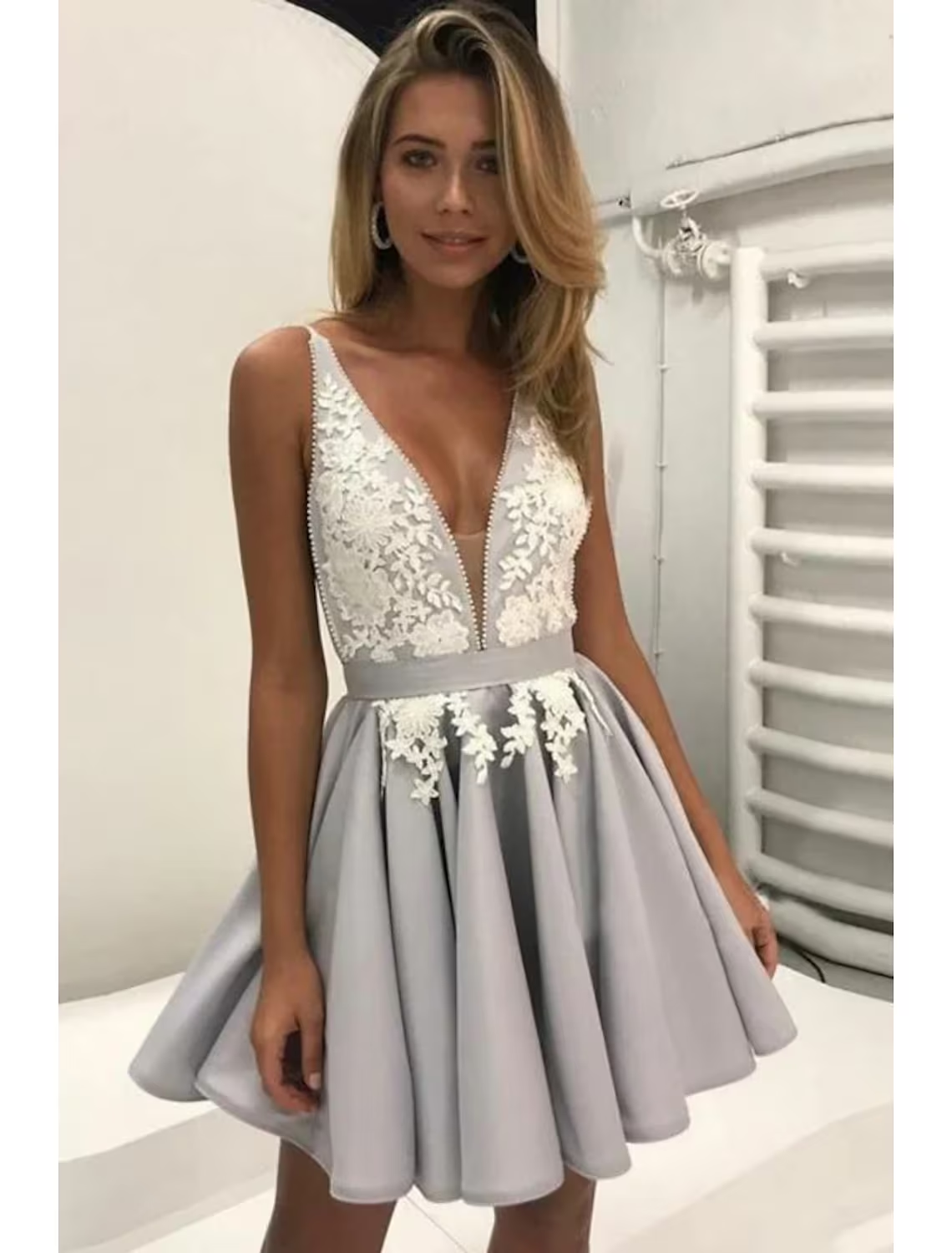 A-Linie Cocktailkleider Partykleid Abschlussfeier Kurz / Mini Ärmellos V-Ausschnitt Satin Rückenfrei mit Perlenapplikationen